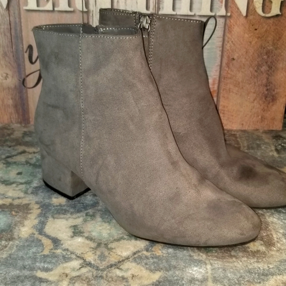 Gray anklets